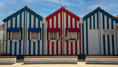 Aveiro, Portekiz- 15 Temmuz 2025 - Kosta Nova, Portekiz 'de renkli çizgili evlere hayran olan turist