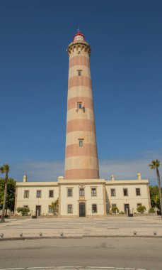 Farol do Barra aveiro deniz feneri, Aveiro bölgesinde, bulutlu bir günde dimdik ayakta