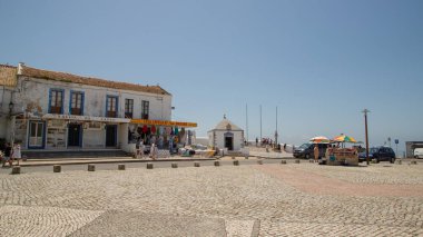 Nazare, Portekiz - 07 Temmuz 2024; Portekiz 'in orta kesiminde şehrin parıltıları ve Nazilerin plajları 