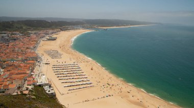 Nazare, Portekiz - 07 Temmuz 2024; Portekiz 'in orta kesiminde şehrin parıltıları ve Nazilerin plajları 