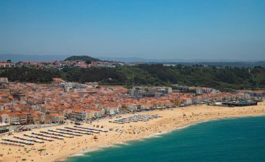 Nazare, Portekiz - 07 Temmuz 2024; Portekiz 'in orta kesiminde şehrin parıltıları ve Nazilerin plajları 