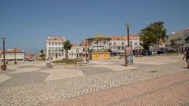 Nazare, Portekiz - 07 Temmuz 2024; Portekiz 'in orta kesiminde şehrin parıltıları ve Nazilerin plajları 