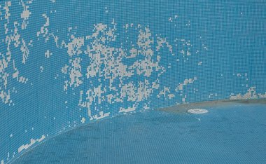 Hasarlı mozaik fayanslar havuz yenileme hazırlıklarına dökülüyor.