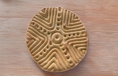 Geleneksel sardunya sa pintadera ekmeği renkli masa örtüsünün üzerinde dinleniyor.