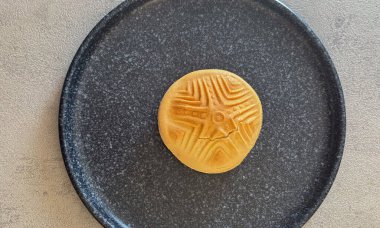 Antik Pintadera damgalı geleneksel Sardunya ekmeği, kültürel mirası simgeliyor..