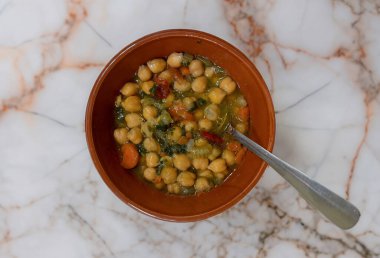 Ev yapımı sebzeli nohut çorbası, geleneksel seramik kasede servis edilir.