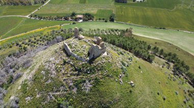 Sardunya 'daki Marmilla ovasına bakan bir tepenin üzerinde Las Plassas Kalesi' nin antik kalıntıları duruyor..