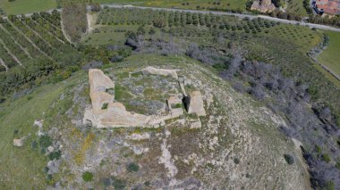 Sardunya 'daki Marmilla ovasına bakan bir tepenin üzerinde Las Plassas Kalesi' nin antik kalıntıları duruyor..