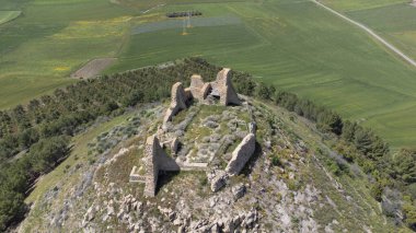 Sardunya 'daki Marmilla ovasına bakan bir tepenin üzerinde Las Plassas Kalesi' nin antik kalıntıları duruyor..