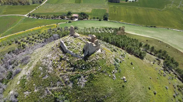 Sardunya 'daki Marmilla ovasına bakan bir tepenin üzerinde Las Plassas Kalesi' nin antik kalıntıları duruyor..