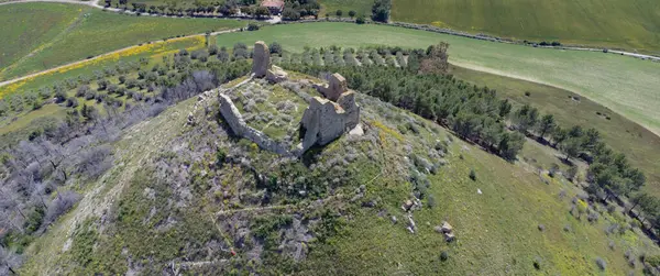 Sardunya 'daki Marmilla ovasına bakan bir tepenin üzerinde Las Plassas Kalesi' nin antik kalıntıları duruyor..