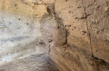 Sardinya, Carbonia 'daki Loccis Santus' un tarih öncesi mezarlığından kalma eski bir kaya oyuğu.