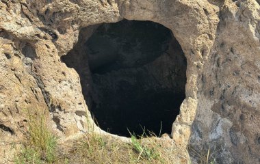 Sardinya, Carbonia 'daki Loccis Santus' un tarih öncesi mezarlığından kalma eski bir kaya oyuğu.