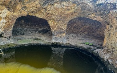 Sardinya, Carbonia 'daki Loccis Santus' un tarih öncesi mezarlığından kalma eski bir kaya oyuğu.