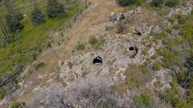 Sardinya, Carbonia 'daki Loccis Santus' un tarih öncesi mezarlığından kalma eski bir kaya oyuğu.