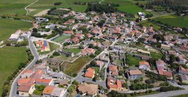 Las Plassas 'ın insansız hava aracı görüntüleri. Sardunya' nın merkezinde tarlalar ve tepelerle çevrili küçük bir köy.