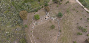 Tarih öncesi Giants 'ın San Cosimo Mezarı' nın insansız hava aracı görüntüleri megalitik planını gözler önüne seriyor.