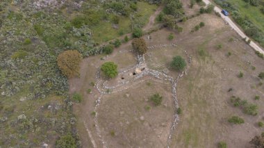 Tarih öncesi Giants 'ın San Cosimo Mezarı' nın insansız hava aracı görüntüleri megalitik planını gözler önüne seriyor.