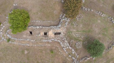 Tarih öncesi Giants 'ın San Cosimo Mezarı' nın insansız hava aracı görüntüleri megalitik planını gözler önüne seriyor.