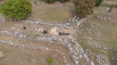 Tarih öncesi Giants 'ın San Cosimo Mezarı' nın insansız hava aracı görüntüleri megalitik planını gözler önüne seriyor.