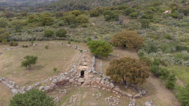 Tarih öncesi Giants 'ın San Cosimo Mezarı' nın insansız hava aracı görüntüleri megalitik planını gözler önüne seriyor.