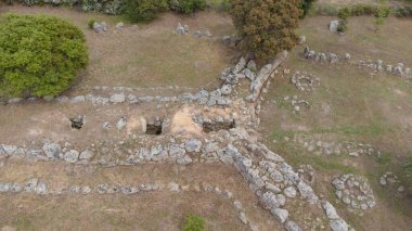 Tarih öncesi Giants 'ın San Cosimo Mezarı' nın insansız hava aracı görüntüleri megalitik planını gözler önüne seriyor.