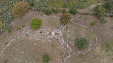 Tarih öncesi Giants 'ın San Cosimo Mezarı' nın insansız hava aracı görüntüleri megalitik planını gözler önüne seriyor.