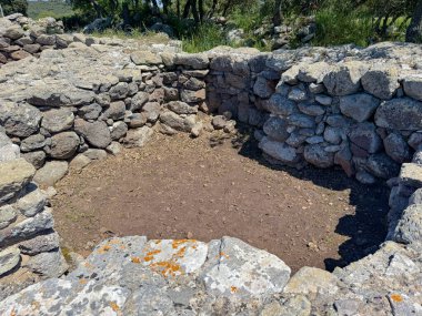 Serri 'deki Santa Vittoria' nın Nuragic Tapınağı 'nın bir parçası olan su dolu antik taş kaplı kutsal kuyu.