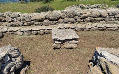 Serri 'deki Santa Vittoria' nın Nuragic Tapınağı 'nın bir parçası olan su dolu antik taş kaplı kutsal kuyu.