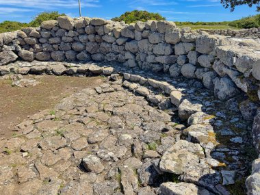 Serri 'deki Santa Vittoria' nın Nuragic Tapınağı 'nın bir parçası olan su dolu antik taş kaplı kutsal kuyu.