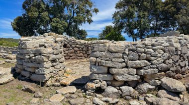 Serri 'deki Santa Vittoria' nın Nuragic Tapınağı 'nın bir parçası olan su dolu antik taş kaplı kutsal kuyu.