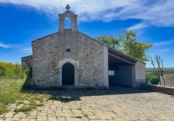 San Simone 'un tarihi taş kilisesi. Sardunya' nın kırsal kesimlerinde geçiyor..