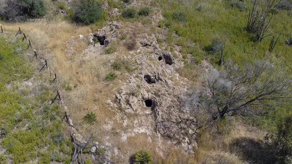 Sardinya, Carbonia 'daki Loccis Santus' un tarih öncesi mezarlığından kalma eski bir kaya oyuğu.