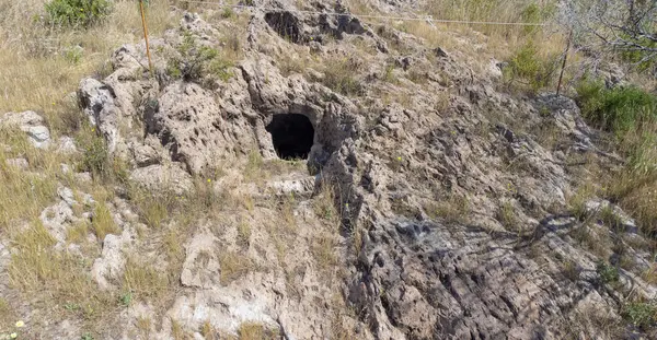 Sardinya, Carbonia 'daki Loccis Santus' un tarih öncesi mezarlığından kalma eski bir kaya oyuğu.
