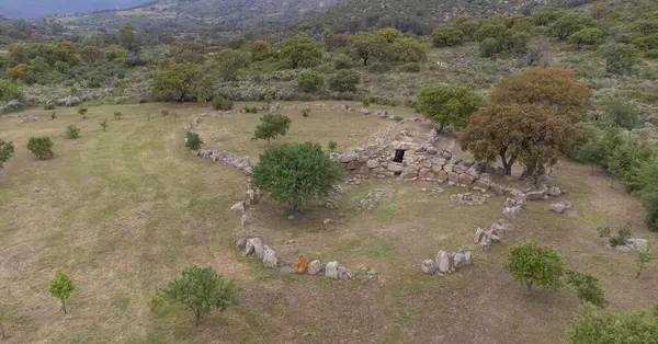 Tarih öncesi Giants 'ın San Cosimo Mezarı' nın insansız hava aracı görüntüleri megalitik planını gözler önüne seriyor.