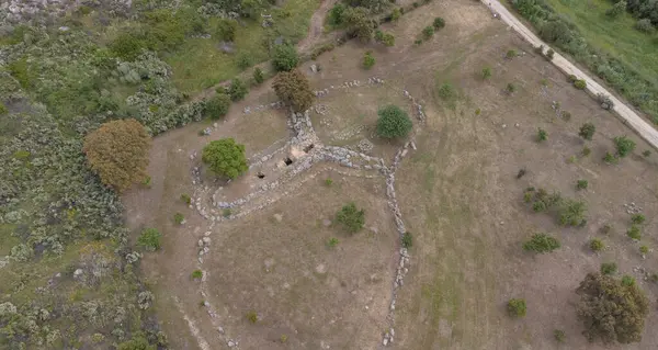 Tarih öncesi Giants 'ın San Cosimo Mezarı' nın insansız hava aracı görüntüleri megalitik planını gözler önüne seriyor.