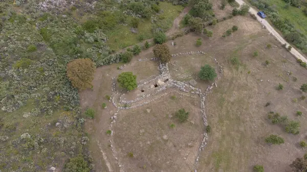 Tarih öncesi Giants 'ın San Cosimo Mezarı' nın insansız hava aracı görüntüleri megalitik planını gözler önüne seriyor.