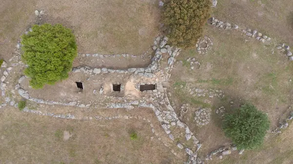 Tarih öncesi Giants 'ın San Cosimo Mezarı' nın insansız hava aracı görüntüleri megalitik planını gözler önüne seriyor.