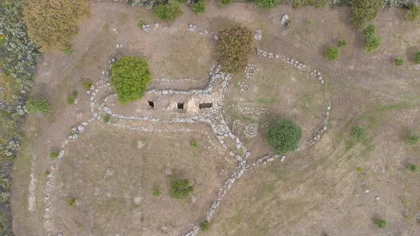 Tarih öncesi Giants 'ın San Cosimo Mezarı' nın insansız hava aracı görüntüleri megalitik planını gözler önüne seriyor.