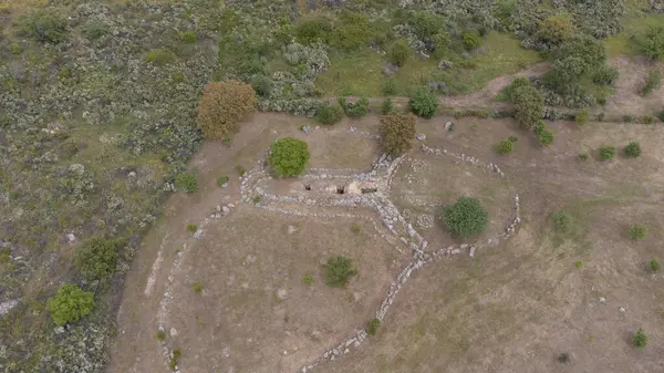 Tarih öncesi Giants 'ın San Cosimo Mezarı' nın insansız hava aracı görüntüleri megalitik planını gözler önüne seriyor.