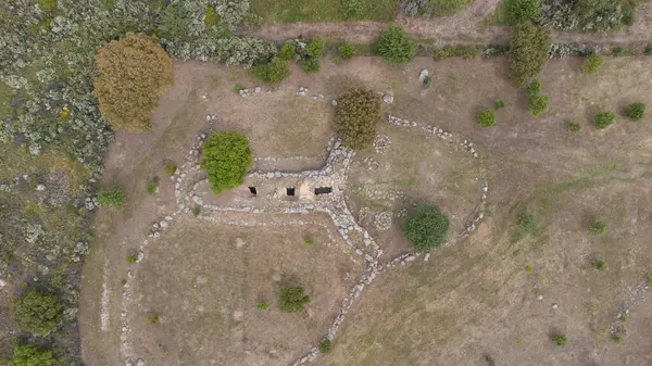 Tarih öncesi Giants 'ın San Cosimo Mezarı' nın insansız hava aracı görüntüleri megalitik planını gözler önüne seriyor.