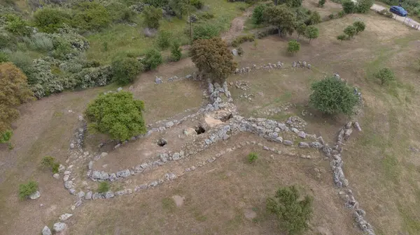Tarih öncesi Giants 'ın San Cosimo Mezarı' nın insansız hava aracı görüntüleri megalitik planını gözler önüne seriyor.