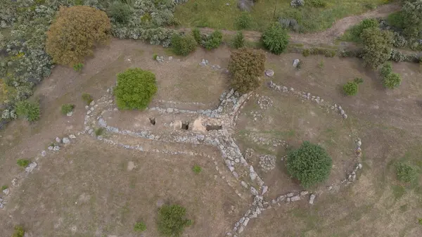 Tarih öncesi Giants 'ın San Cosimo Mezarı' nın insansız hava aracı görüntüleri megalitik planını gözler önüne seriyor.