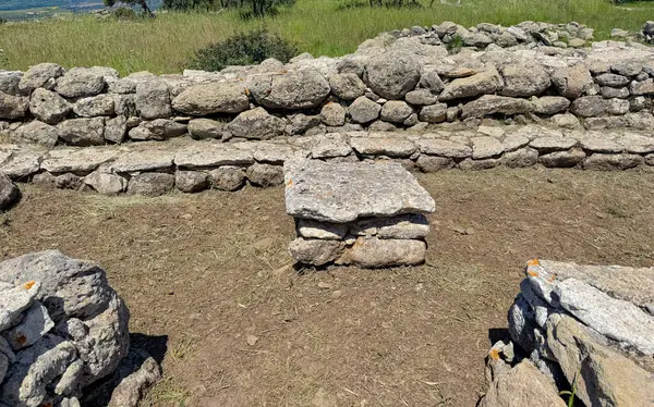 Serri 'deki Santa Vittoria' nın Nuragic Tapınağı 'nın bir parçası olan su dolu antik taş kaplı kutsal kuyu.