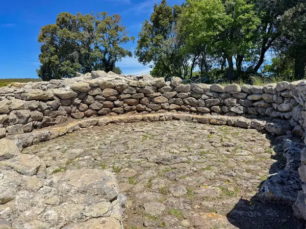 Serri 'deki Santa Vittoria' nın Nuragic Tapınağı 'nın bir parçası olan su dolu antik taş kaplı kutsal kuyu.