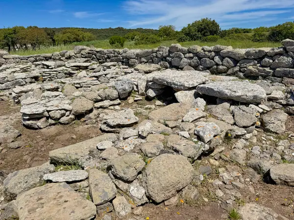 Serri 'deki Santa Vittoria' nın Nuragic Tapınağı 'nın bir parçası olan su dolu antik taş kaplı kutsal kuyu.