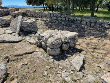 Serri 'deki Santa Vittoria' nın Nuragic Tapınağı 'nın bir parçası olan su dolu antik taş kaplı kutsal kuyu.