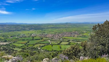 Serri 'deki Santa Vittoria' nın Nuragic Tapınağı 'nın bir parçası olan su dolu antik taş kaplı kutsal kuyu.