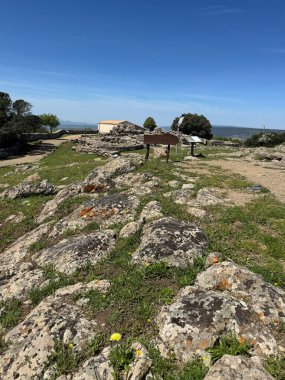 Serri 'deki Santa Vittoria' nın Nuragic Tapınağı 'nın bir parçası olan su dolu antik taş kaplı kutsal kuyu.