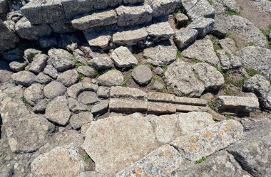 Serri 'deki Santa Vittoria' nın Nuragic Tapınağı 'nın bir parçası olan su dolu antik taş kaplı kutsal kuyu.